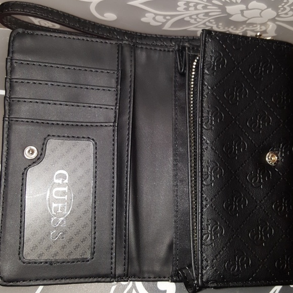 Guess wallet/wristlet - Picture 4 of 4